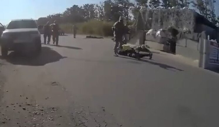 В Харькове вооруженные люди в военной форме угрожали полицейским на блокпосту. ВИДЕО