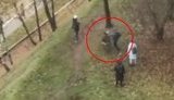 "Красиво змив в унітаз собаку", - учасник білоруських протестів вдарив ОМОНівця і змусив його тікати. ВIДЕО