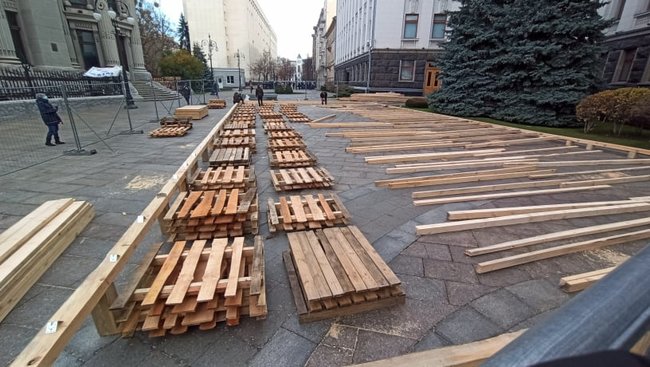 Под Офисом Президента монтируют каток 02