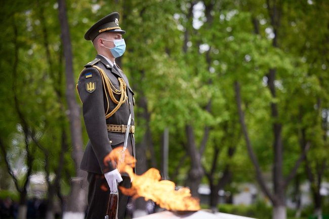 Зеленский и послы стран G7 и ЕС на Луганщине почтили память погибших в годы Второй мировой войны 05 Зеленский и послы стран G7 и ЕС на Луганщине почтили память погибших в годы Второй мировой войны 05