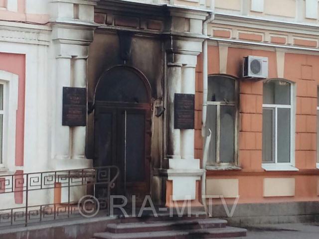 В Мелитополе подожгли здание горсовета 01