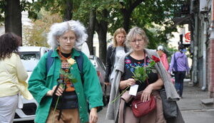 Ukrainians bring flowers to British Embassy in Kyiv: they honor memory of Queen Elizabeth II. PHOTOS