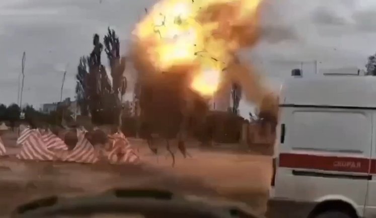 Украинский беспилотник авиационного типа атакует российский блокпост на оккупированной Донетчине. ВИДЕО