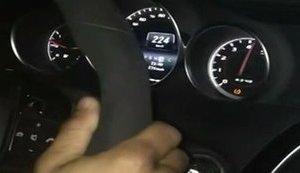 "Блискавка повернулася додому", - чемпіон світу з боксу Ломаченко мчить зі швидкістю понад 220 км/год, порушуючи ПДР. ВIДЕО