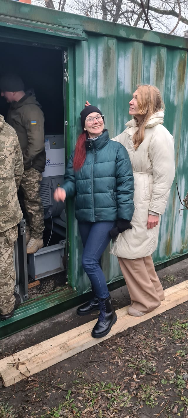 Волонтери передали Головному військовому клінічному госпіталю генераторну станцію, - волонтерка Солошенко 05