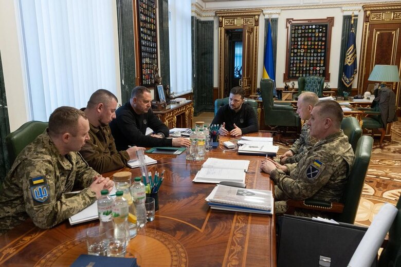 Володимир Зеленський заслухав доповідь військових