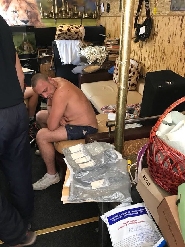 Правоохоронці провели обшуки у членів ОЗУ Біле братство, які збували наркотики по всій Україні, - Аброськін 02
