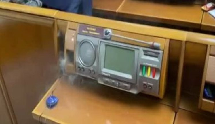 Рабочее место нардепа Ткаченко в Раде загорелось, дымило прилично, - "слуга народа" Потураев. ВИДЕО