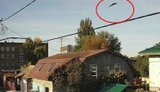 Момент удару російського дрона по школі у Києві під час ранкової атаки. ВIДЕО