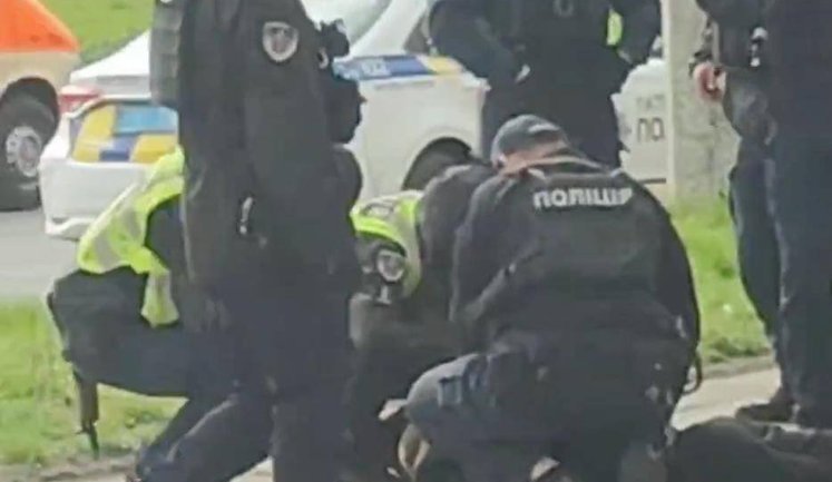 Мужчина стрелял из стартового пистолета в Чернигове: его задержали, пострадавших нет