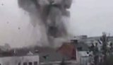 Російська ракета влучає в житловий район в центрі Харкова. ВIДЕО моменту вибуху