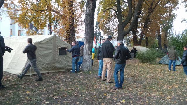 Активісти встановили 14 наметів під Радою (оновлено) 16