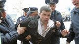 Под Верховной Радой "Беркут" дерется с протестующими: уже есть задержанные