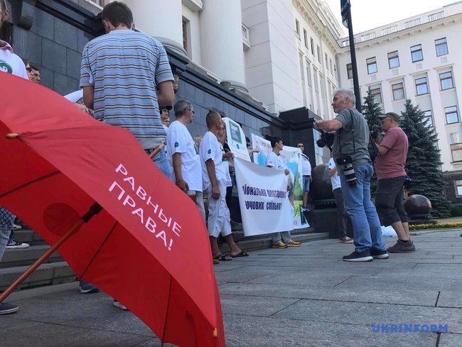 Підтримувати, а не карати: під Офісом Президента мітингували наркозалежні 09