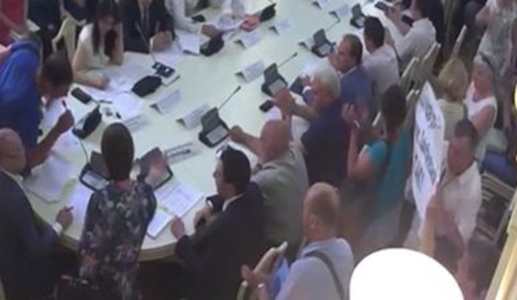 Попри протести активістів, скандальному забудовнику Непопу продовжили на три роки договір щодо забудови озера Качиного на Позняках у Києві.. ВIДЕО