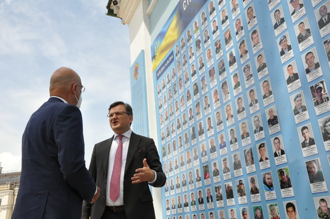 Глава МЗС Греції Дендіас поклав квіти до Стіни памяті полеглих захисників України 09
