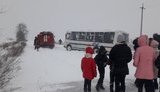 На Волині в сніговий замет потрапив шкільний автобус з 12 дітьми. ВIДЕО