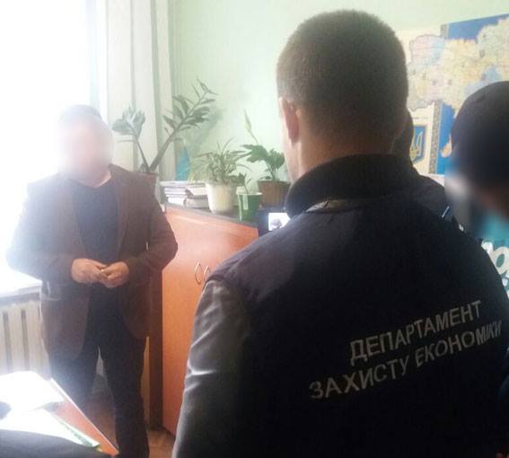 На Волыни трое чиновников попались на взятке, - Нацполиция 02 На Волыни трое чиновников попались на взятке, - Нацполиция 02