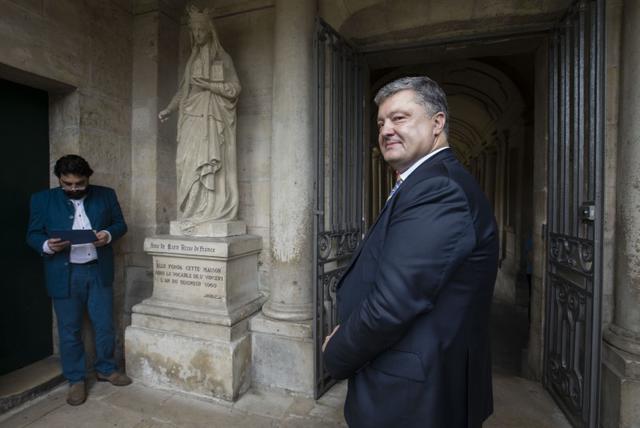 Россияне хотели украсть у нас нашу историю, - Порошенко встретился с представителями украинской общины Франции и почтил память Анны Ярославны 04 Россияне хотели украсть у нас нашу историю, - Порошенко встретился с представителями украинской общины Франции и почтил память Анны Ярославны 04