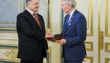 Порошенко наградил орденом "За заслуги" сенатора Портмана, прибывшего в Украину "для изучения ситуации". ФОТО