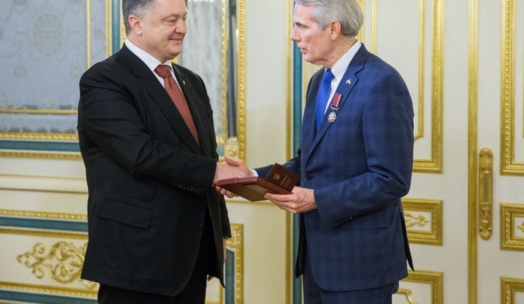 Порошенко нагородив орденом "За заслуги" сенатора Портмана, який прибув в Україну "для вивчення ситуації". ФОТО
