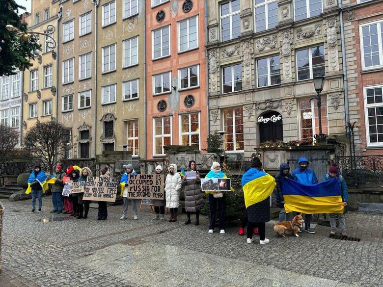 В Гданьске протестовали против ракетных атак РФ по Украине 16 В Гданьске протестовали против ракетных атак РФ по Украине 16