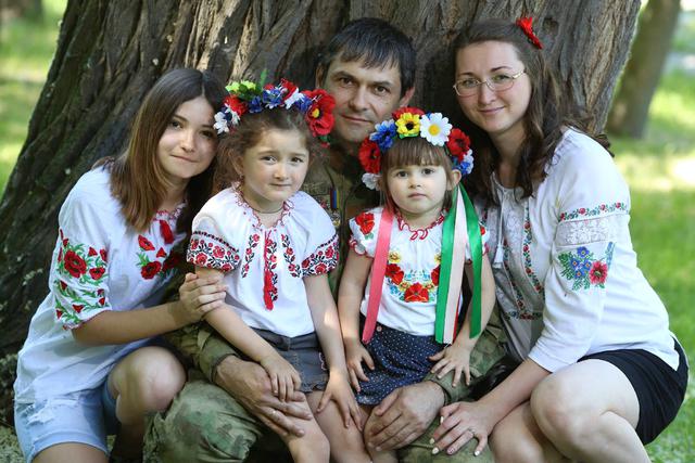 Я остался где-то в Иловайске. Моя жена так и говорит: Мой муж не вернулся оттуда, - интервью с автором книги Иловайский дневник Романом Зиненко 01 Я остался где-то в Иловайске. Моя жена так и говорит: Мой муж не вернулся оттуда, - интервью с автором книги Иловайский дневник Романом Зиненко 01