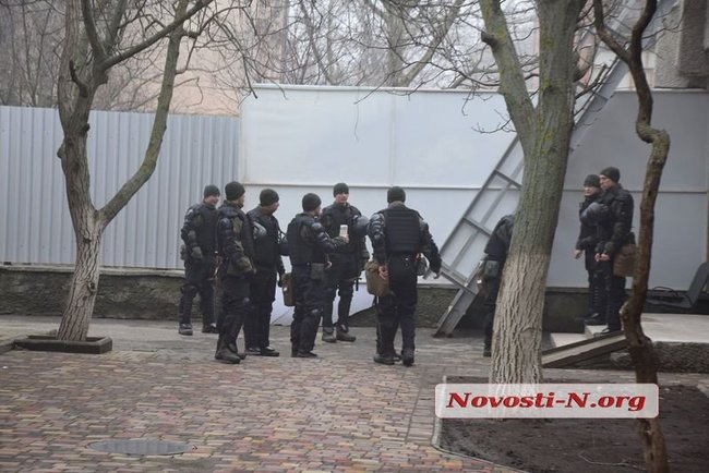 Мітинг за відставку губернатора Савченка в Миколаєві: будівлю облради охороняють сотні силовиків, азовці пройшли всередину, почалися сутички 14