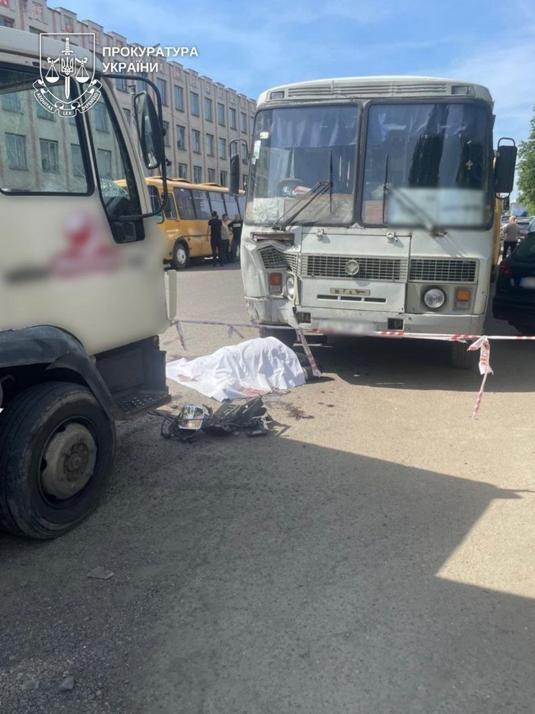 На Закарпатті вантажівка в’їхала у людей які виходили з автобуса
