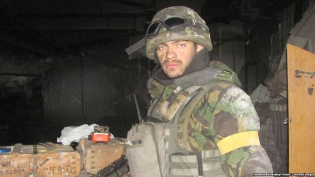Воїн 80-ї бригади ЗСУ Віталій Пясецький: У підвалі ДАПу під нами були заблоковані кадировці, які кричали: Ей, хахол, виході. Я тєбя рєзать буду 01