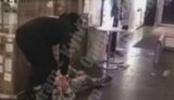 "К нему до#бались, что он без маски. Ты надень лучше", - в киевском ТРЦ охрана устроила драку с посетителем. ВИДЕО