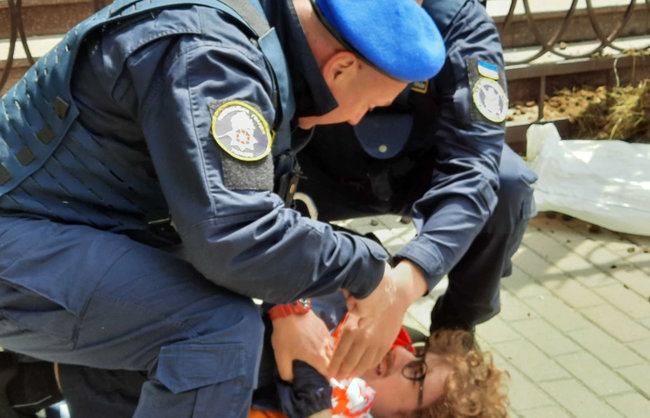 Ты на Украине сейчас находишься! Ты понял? Ты на Украине!, - в Киеве правоохранители жестко задержали белорусского активиста Маркелова за акцию с навозом под посольством РБ 03