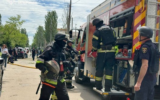 РФ атакувала Запоріжжя: 12 постраждалих, горять авто (оновлено). ФОТОрепортаж