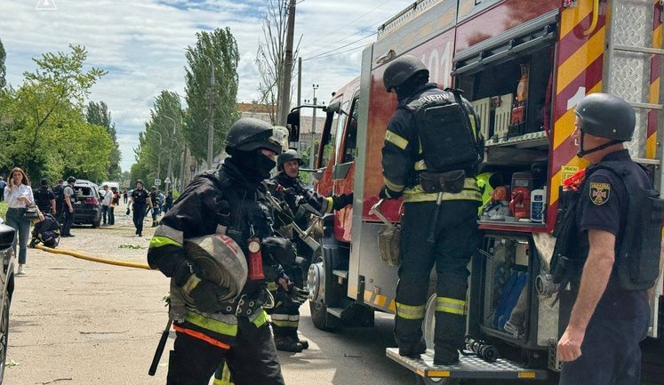 РФ атакувала Запоріжжя: 12 постраждалих, горять авто (оновлено). ФОТОрепортаж