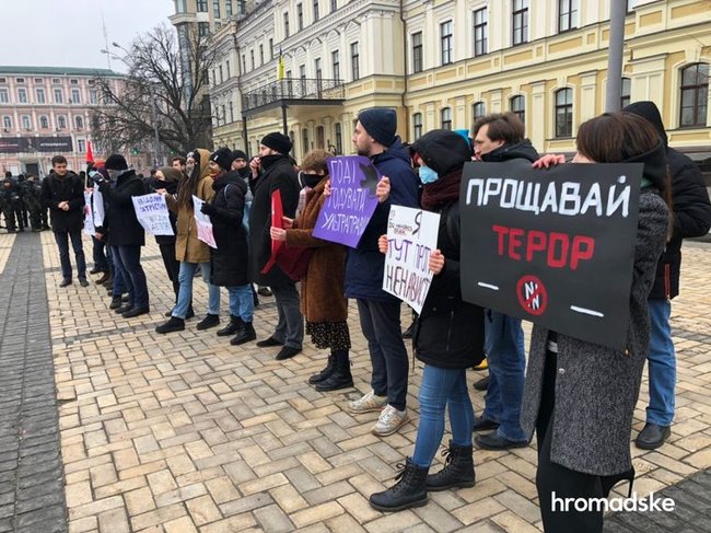 Учасників акції проти ультраправого насильства закидали петардами в центрі Києва 02