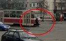 "П#здець, долбо#бина!", - чоловік, якого не пустили в трамвай через карантинні обмеження, перешкоджає його руху на вулиці Запорожця в Києві. ВІДЕО