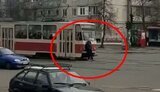 "П#здец долбо#бина!", - мужчина, которого не пустили в трамвай из-за карантинных ограничений, препятствует его движению на улице Запорожца в Киеве. ВИДЕО