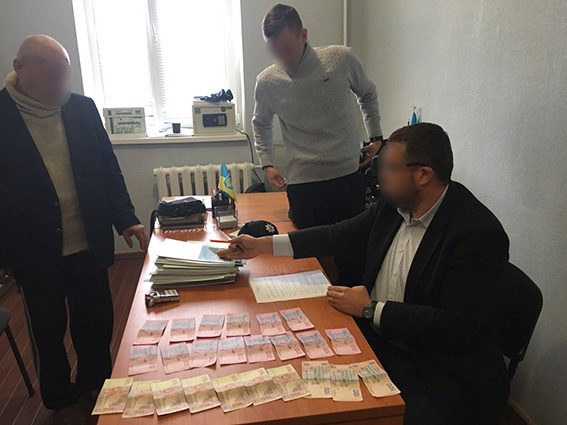 Служба внутрішньої безпеки Нацполіції запобігла спробі підкупу капітана поліції 01
