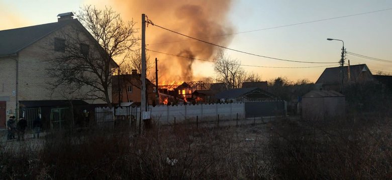 Invaders shell several houses in Kyivs Podilsky district 01