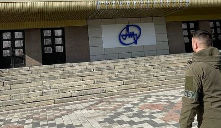 СБУ затримала ексдиректора "Антонова" Бичкова та начальника безпеки Нетьосова за перешкоджання підготовки оборони аеродрому в Гостомелі. Суд арештував їх на два місяці. ФОТОрепортаж