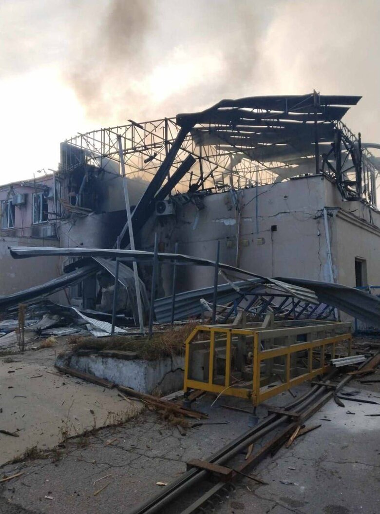 Ночью одна из российских авиабомб, которые оккупанты сбрасывали на правый берег Херсонщины, упала в оккупированной Каховке 01