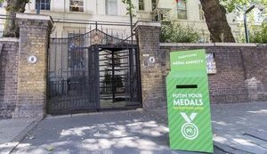 Возле посольства России в Лондоне поставили коробку для возврата медалей, добытых с помощью допинга. ФОТО