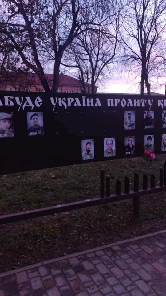 Сущенко: Закликаємо правоохоронців притягнути до відповідальності вандалів, які осквернили меморіал героям АТО в Умані 01