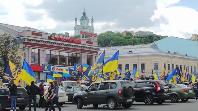 Poroshenko sign amnesty! car run started in Kyiv 04