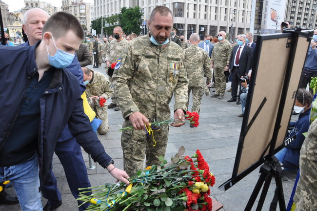 С погибшим Героем Украины Тарасом Матвиивым простились на Майдане Незалежности в Киеве 89