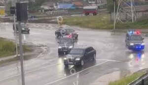 Двоє росіян розглядають кортеж Путіна, який їде магаданським проспектом: "Путин! Путин! Ах#єть! С Трампом едет п#здеть!". ВIДЕО