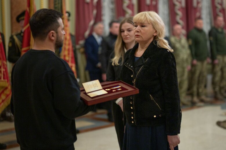 Zelenskyy presents state awards on occasion of Day of Airborne Assault Forces 06 Zelenskyy presents state awards on occasion of Day of Airborne Assault Forces 06