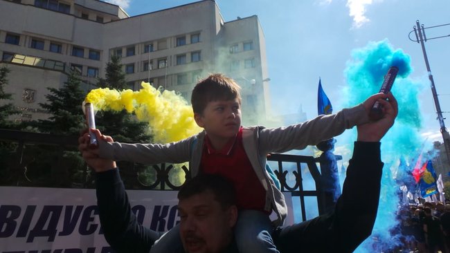 Шибениця, голова Леніна і бійки, - активісти пікетують КС з вимогою не скасовувати закон про люстрацію 12
