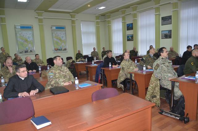 "Бог і Україна": в Нацакадемії сухопутних військ почалися пілотні курси з підготовки військових капеланів 07