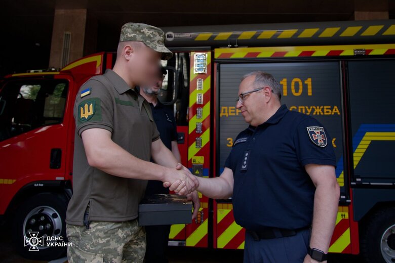 Розвідник передав рятувальникам ДСНС прапор